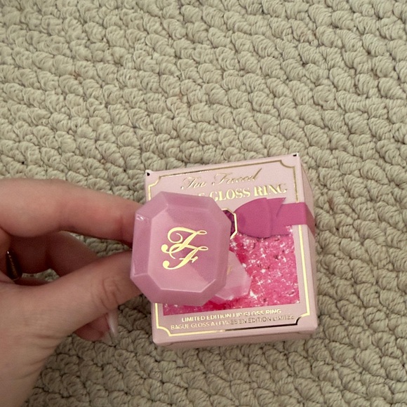 Too Faced Pink Bauble Gloss Ring with Bow - Picture 4 of 5